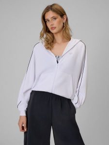 4F Bluza dresowa regular z kapturem damska - biała M. Białe bluzy 4f, m, bez wzorów, z dresówki, z kapturem. Za 179,99 zł.