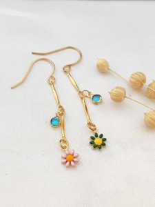 Atelier MIU Pozłacane kolczyki rozmiar: onesize. Żółte kolczyki Atelier MIU, pozłacane. Za 39,99 zł.