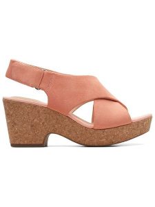 Clarks Skórzane sandały w kolorze jasnoróżowym na obcasie rozmiar: 41. Różowe sandały Clarks, bez wzorów, ze skóry, z otwartym noskiem, bez obcasa, na koturnie, bez zapięcia. Za 215,21 zł.