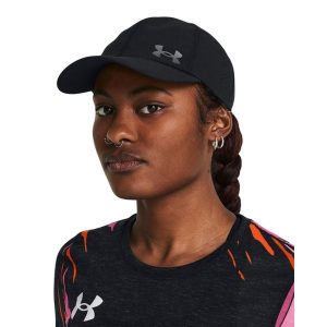 Damska czapka z daszkiem Under Armour Launch Adjustable. Czarne czapki Under Armour, bez wzorów, z materiału. Za 144,30 zł.