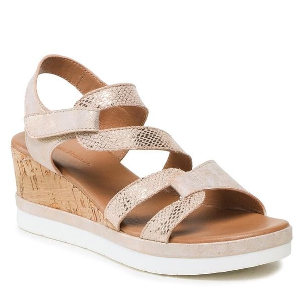 Sandały Clara Barson. Czerwone sandały Clara Barson, bez wzorów, bez obcasa, na koturnie, bez zapięcia. Za 119,99 zł.