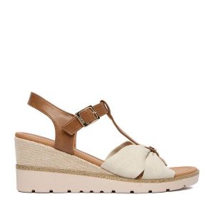 Sandały Beverly Hills Polo Club. Brązowe sandały Beverly Hills Polo Club, bez wzorów, bez obcasa, na koturnie, bez zapięcia. Za 149,99 zł.