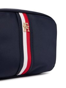 Tommy Hilfiger Torebka Popette Camera Bag Corp AW0AW19023 Granatowy. Niebieskie torebki klasyczne TOMMY HILFIGER, bez wzorów, z materiału, bez dodatków. Za 369,99 zł.