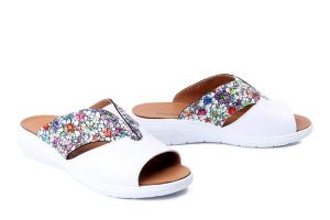 COMFORTABEL 700931-03 weiss, klapki damskie. Białe klapki Comfortabel, bez wzorów, ze skóry, bez obcasa, na koturnie. Za 289,90 zł.