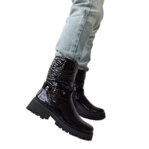 Czarne lakierowane buty z ozdobnym paskiem Lido. Czarne botki na zimę, z aplikacjami, z lakierowanej skóry, z okrągłym noskiem, za kostkę, bez obcasa, na obcasie, bez zapięcia. Za 118,17 zł.