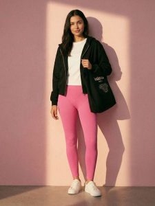 Legginsy z efektem sprania - różowy. Czerwone legginsy Sinsay, bez wzorów. Za 39,99 zł.