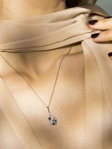 CARATELLI Złota zawieszka "Saphir Elixir" z diamentami rozmiar: onesize. Niebieskie zawieszki CARATELLI, z diamentem, złote. Za 991,99 zł.