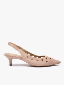 Brudnoróżowe wycinane czółenka bez pięty slingback. Czerwone czółenka Ryłko, w ażurowe wzory, z gumy, bez obcasa, na obcasie, bez zapięcia. Za 349,99 zł.