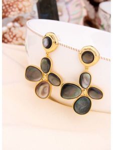 L'Atelier de Gaia Pozłacane kolczyki z masą perłową rozmiar: onesize. Szare kolczyki L'Atelier de Gaia, z perłą, pozłacane. Za 113,99 zł.