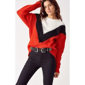 Sweter w kolorze pomarańczowo-czarno-białym. Białe długie swetry marki Robin, z okrągłym kołnierzem. W wyprzedaży za 189,95 zł.