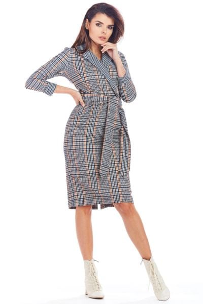 Elegancka kopertowa sukienka w kratę z kołnierzem granat. Sukienki Awama, do pracy, na jesień, s, bez wzorów, z dzianiny, biznesowe, bez kołnierzyka, bez ramiączek, midi, dopasowane. Za 419,00 zł.