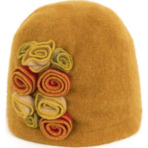 Czapka damska Różany ogród żółta. Czapki marki Art of Polo. Za 61,09 zł.