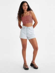 Levi´s Szorty dżinsowe w kolorze błękitnym rozmiar: W24. Niebieskie szorty z aplikacjami, z bawełny, klasyczne, z podwyższonym stanem. Za 100,28 zł.