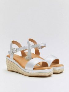 Belucci Sandały w kolorze srebrnym na koturnie rozmiar: 37. Szare sandały Belucci, bez wzorów, z otwartym noskiem, bez obcasa, na koturnie, bez zapięcia. Za 139,95 zł.