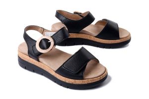 COMFORTABEL 710207-01 schwarz, sandały damskie. Czarne sandały Comfortabel, bez wzorów, bez obcasa, na koturnie, bez zapięcia. Za 230,93 zł.