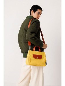 SKFK Torebka "Tibi" w kolorze karmelowo-żółtym rozmiar: onesize. Żółte torebki klasyczne SKFK, bez wzorów, z bawełny, przez ramię, bez dodatków. Za 217,99 zł.