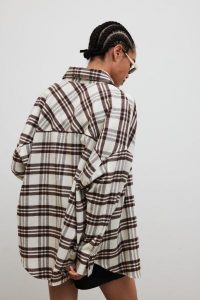 Koszula typu oversize w kratę BEŻOWO BRĄZOWĄ - RENO-S/M. Brązowe koszule Marsala, m, bez wzorów, z bawełny, bez kołnierzyka, bez ramiączek. Za 329,90 zł.