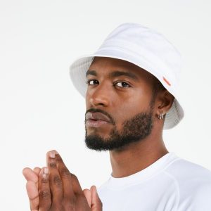 Kapelusz żeglarski Decathlon Sailing 100. Białe kapelusze TRIBORD, bez wzorów, z bawełny, sportowe. Za 49,99 zł.