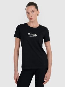 4F T-shirt regular z nadrukiem damski - czarny S. Czarne t-shirty 4f, s, bez wzorów, z bawełny, bez kołnierzyka, bez ramiączek. Za 59,99 zł.