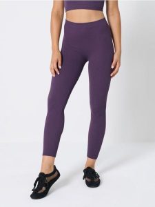 Sportowe legginsy bezszwowe - fioletowy. Fioletowe legginsy Sinsay, bez wzorów. Za 35,99 zł.