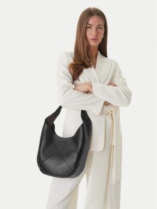 Guess Torebka HWZOAA P6210 Czarny. Czarne torebki klasyczne Guess, z aplikacjami, ze skóry, bez dodatków. Za 687,99 zł.