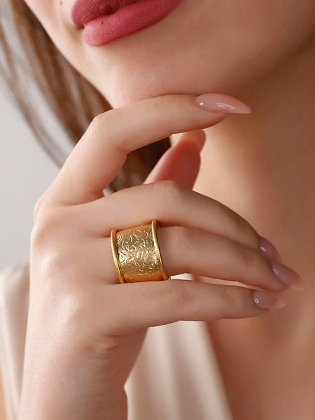 Nakkash Pozłacany pierścionek rozmiar: onesize. Żółte pierścionki Nakkash, pozłacane. Za 74,11 zł.