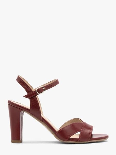Bordowe sandały damskie na grubej szpilce. Czerwone sandały Ryłko, bez wzorów, ze skóry, bez obcasa, na obcasie, bez zapięcia. W wyprzedaży za 249,99 zł.