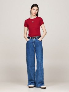 TOMMY JEANS Koszulka w kolorze bordowym rozmiar: M. Czerwone bluzki Tommy Jeans, m, bez wzorów, z jeansu, bez kołnierzyka, bez ramiączek. Za 136,13 zł.