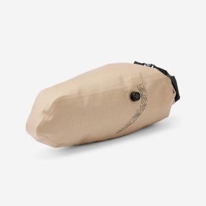 Torba rowerowa do bikepackingu Riverside ADVT 900 pod siodło IPX6 6-15 l. Brązowe torebki klasyczne ROCKRIDER, bez wzorów, z materiału, bez dodatków. Za 89,99 zł.