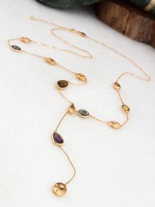 Pierres de Jade Pozłacany naszyjnik z elementami ozdobnymi - dł. 50 cm rozmiar: onesize. Brązowe naszyjniki Pierres de Jade, z cyrkonią, pozłacane. Za 113,99 zł.