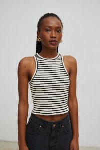 Krótki top w paski w kolorze BLACK & BEIGE - ELITE -L. Brązowe topy Marsala, l, bez wzorów, z bawełny, bez kołnierzyka, bez ramiączek. W wyprzedaży za 89,95 zł.