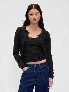 GAP Kardigan w kolorze czarnym rozmiar: S. Czarne kardigany GAP, prążkowane. Za 91,34 zł.