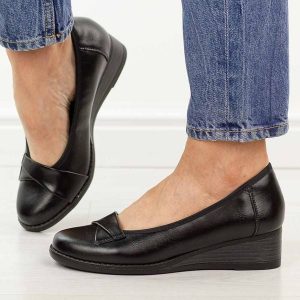 Czarne skórzane czółenka damskie na koturnie Vinceza 18136. Czarne czółenka VINCEZA, bez wzorów, z jeansu, z okrągłym noskiem, bez obcasa, na koturnie, bez zapięcia. W wyprzedaży za 192,72 zł.