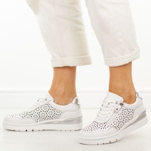 Białe skórzane ażurowe półbuty damskie Filippo Dp7677/26. Białe półbuty Filippo, na jesień, w ażurowe wzory, z jeansu, z okrągłym noskiem, bez obcasa, na koturnie, bez zapięcia. Za 259,00 zł.