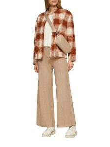 S.Oliver Spodnie - Comfort fit - w kolorze beżowym rozmiar: 40. Brązowe spodnie z wysokim stanem s.Oliver, bez wzorów, z materiału, z podwyższonym stanem. Za 130,99 zł.