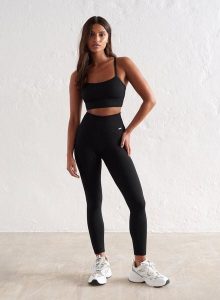 Damskie legginsy prążkowane, bezszwowe, wysoki stan, squat proof, petite czarne. Czarne legginsy AIM'N, bez wzorów, z dzianiny, z podwyższonym stanem. Za 254,00 zł.