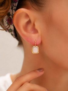 L'Atelier de Gaia Pozłacane kolczyki z tygrysim okiem rozmiar: onesize. Różowe kolczyki L'Atelier de Gaia, pozłacane. Za 68,95 zł.