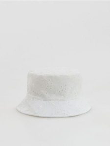 Kapelusz bucket hat z haftem - złamana biel. Kapelusze Reserved, bez wzorów. Za 79,99 zł.