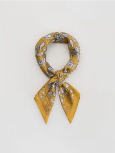Wzorzysta apaszka - warm olive. Zielone apaszki i chusty Reserved, bez wzorów. Za 49,99 zł.
