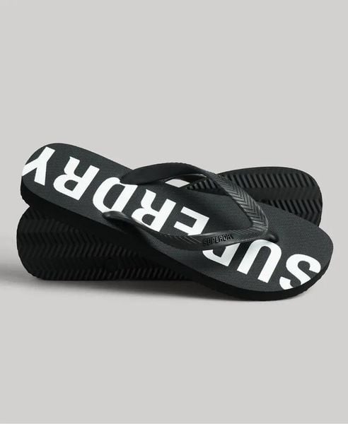 Superdry Code Core Sport Klapki z gumy – Czarny/Biały. Czarne klapki Superdry, bez wzorów, z gumy, bez obcasa. Za 143,00 zł.