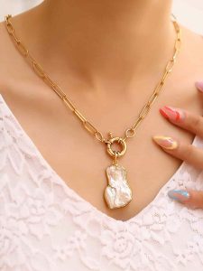 L'Atelier de Gaia Pozłacany naszyjnik z zawieszką - dł. 50 cm rozmiar: onesize. Białe naszyjniki L'Atelier de Gaia, z perłą, pozłacane. Za 60,99 zł.