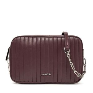 Torebka Calvin Klein. Czerwone listonoszki Calvin Klein, bez wzorów, bez dodatków. Za 529,99 zł.