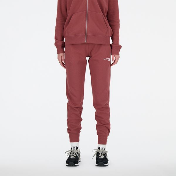 Spodnie damskie New Balance WP03805WAD – różowe. Czerwone spodnie dresowe New Balance, s, bez wzorów, z bawełny. Za 99,99 zł.
