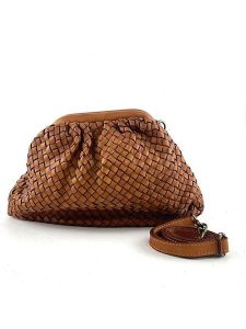 Amara Skórzana kopertówka "Miller" w kolorze jasnobrązowym - 35 x 23 x 8 cm rozmiar: onesize. Brązowe torebki wieczorowe Amara, bez wzorów, z materiału, przez ramię, bez dodatków. Za 457,95 zł.