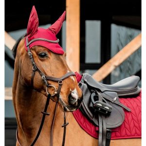 Czapka z muchą dla koni Horseware Amigo Earnet. Czerwone czapki HORSEWARE IRELAND, bez wzorów, z materiału, eleganckie. Za 140,00 zł.