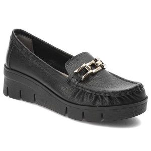 Czarne Półbuty Armodo Stylowe Obuwie Damskie. Czarne czółenka Armodo, bez wzorów, ze skóry, bez obcasa, na koturnie, bez zapięcia. Za 379,00 zł.