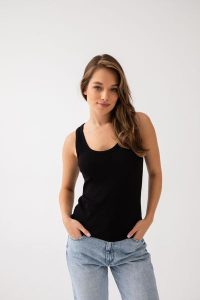 TOP AGNES CZARNY L - Flawless. Czarne topy Flawless, l, bez wzorów, z bawełny, klasyczne, bez kołnierzyka, bez ramiączek. Za 160,00 zł.