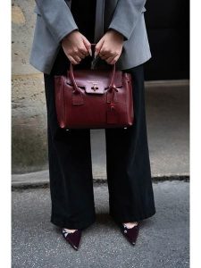 Victor & Hugo Paris Skórzana torebka "Jeny" w kolorze bordowym - 25 x 19 x 7 cm rozmiar: onesize. Czerwone torebki klasyczne Victor & Hugo Paris, bez wzorów, z materiału, przez ramię, bez dodatków. Za 347,99 zł.