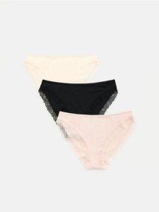 Majtki figi z koronką 3 pack - złamana biel. Figi Reserved, bez wzorów, z dzianiny. Za 59,99 zł.