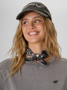 4F Czapka z daszkiem strapback damska - szara S/M (58cm). Szare czapki 4f, bez wzorów, z bawełny, klasyczne. Za 69,99 zł.